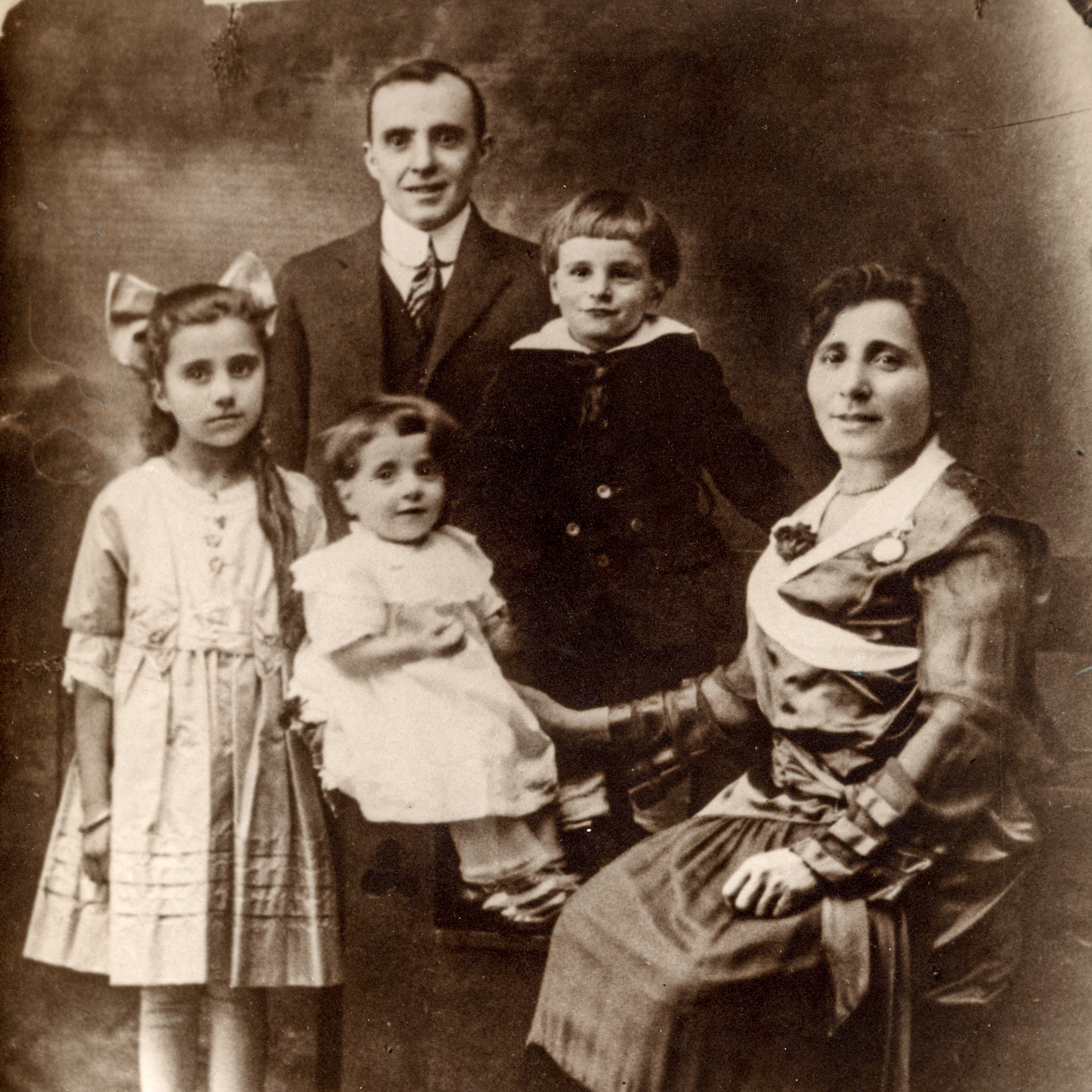Thumb_Jundanian Family-Edit.jpg